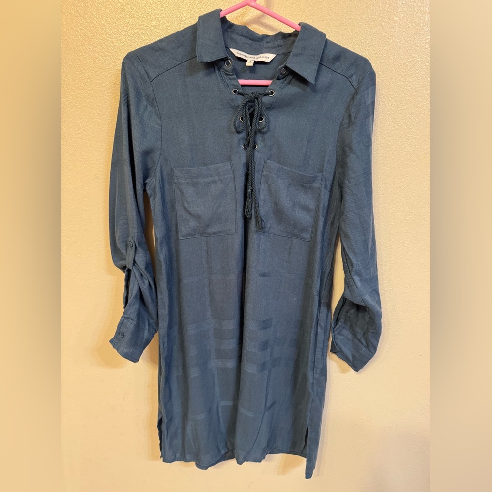 cupcakes & cashmere Teal‎ Lace-Up Tunic. Size Small